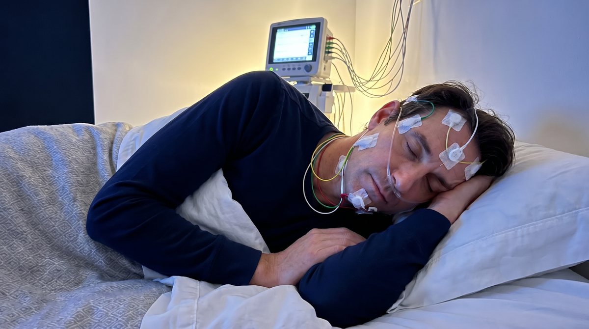 Mężczyzna z aparatem CPAP w nocy